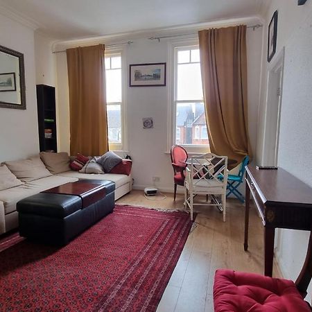 Extra Large One Bedroom Flat With Parking Лондон Экстерьер фото