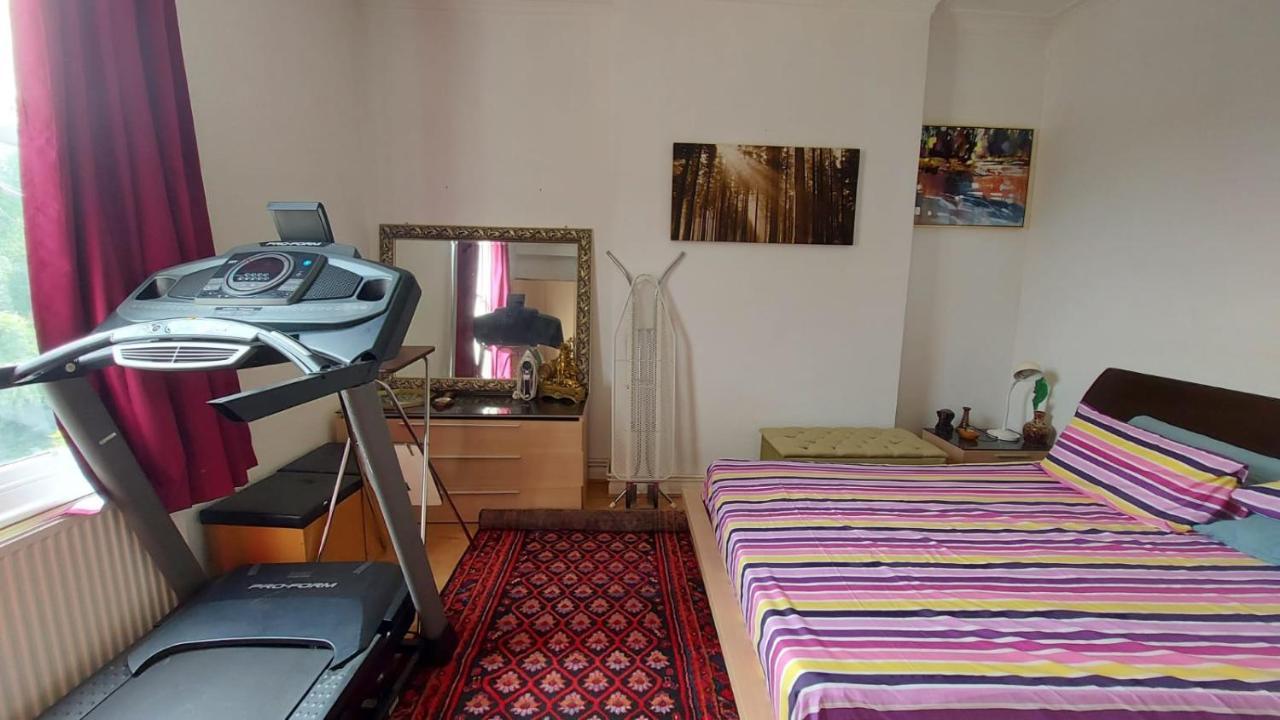 Extra Large One Bedroom Flat With Parking Лондон Экстерьер фото