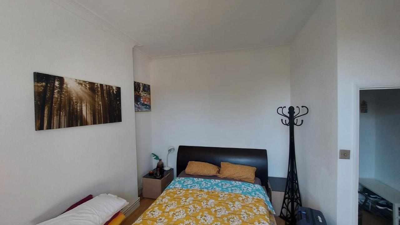 Extra Large One Bedroom Flat With Parking Лондон Экстерьер фото