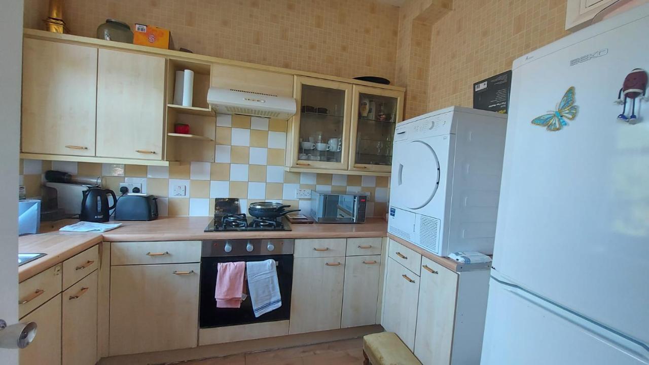 Extra Large One Bedroom Flat With Parking Лондон Экстерьер фото