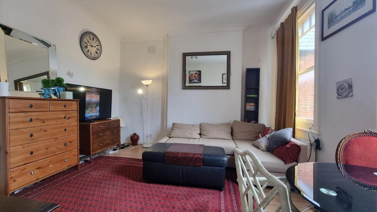 Extra Large One Bedroom Flat With Parking Лондон Экстерьер фото