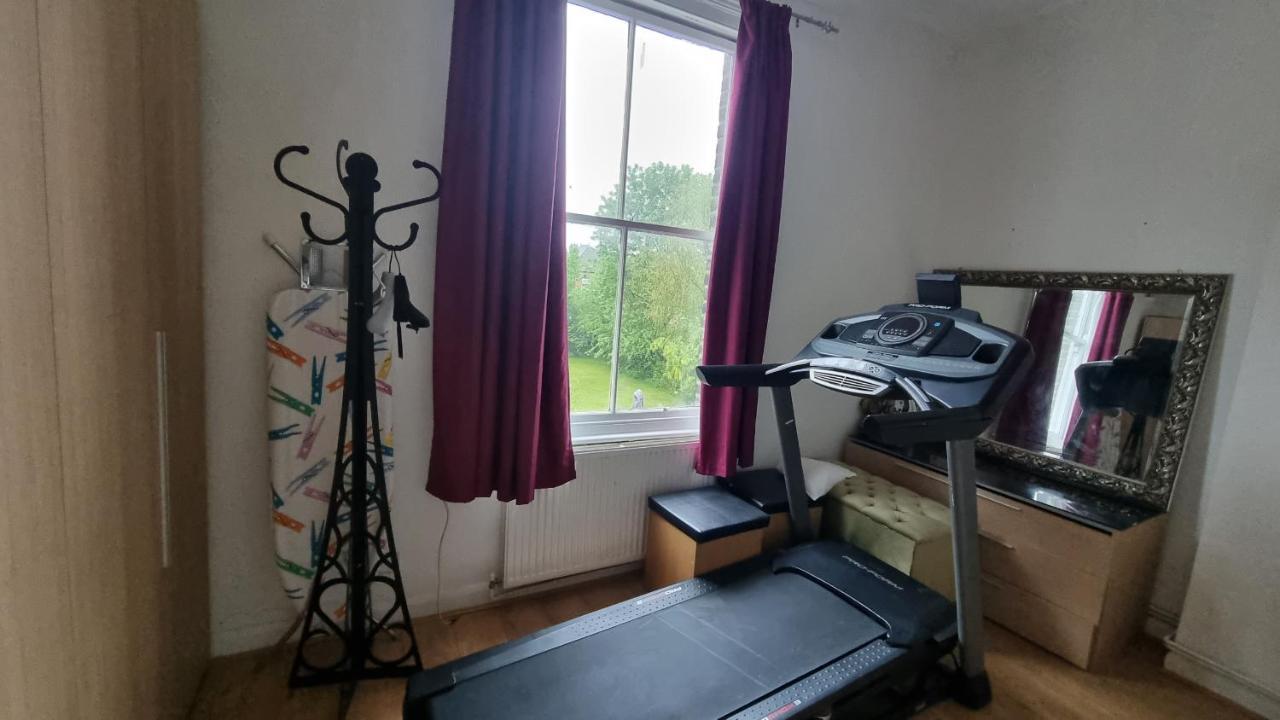 Extra Large One Bedroom Flat With Parking Лондон Экстерьер фото